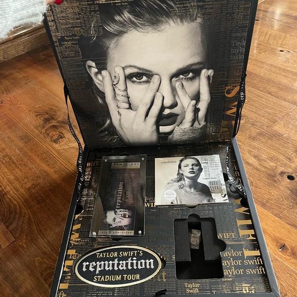 Taylor Swift VIP reputation box, book, patch ,cd, rechargeable! - Picture 2 of 10